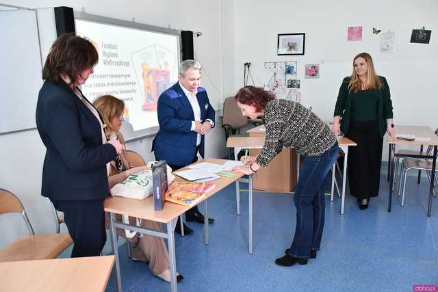 [FOTO] Do szkół z terenu miasta i gminy trafiły materiały edukacyjne o dorastaniu. Inicjatorem Fundusz Regionu Wałbrzyskiego