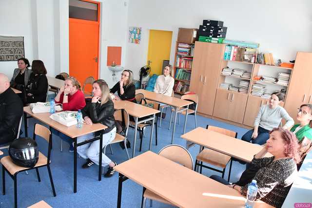 [FOTO] Do szkół z terenu miasta i gminy trafiły materiały edukacyjne o dorastaniu. Inicjatorem Fundusz Regionu Wałbrzyskiego