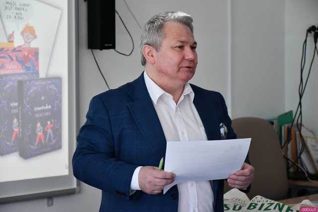 [FOTO] Do szkół z terenu miasta i gminy trafiły materiały edukacyjne o dorastaniu. Inicjatorem Fundusz Regionu Wałbrzyskiego
