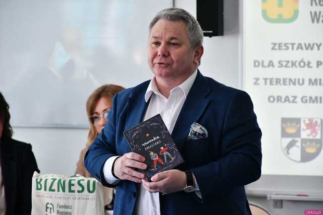 [FOTO] Do szkół z terenu miasta i gminy trafiły materiały edukacyjne o dorastaniu. Inicjatorem Fundusz Regionu Wałbrzyskiego