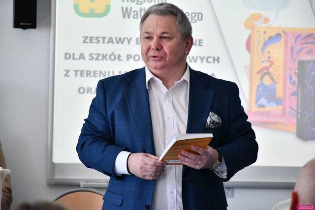 [FOTO] Do szkół z terenu miasta i gminy trafiły materiały edukacyjne o dorastaniu. Inicjatorem Fundusz Regionu Wałbrzyskiego