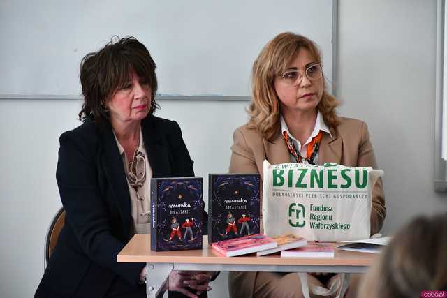 [FOTO] Do szkół z terenu miasta i gminy trafiły materiały edukacyjne o dorastaniu. Inicjatorem Fundusz Regionu Wałbrzyskiego