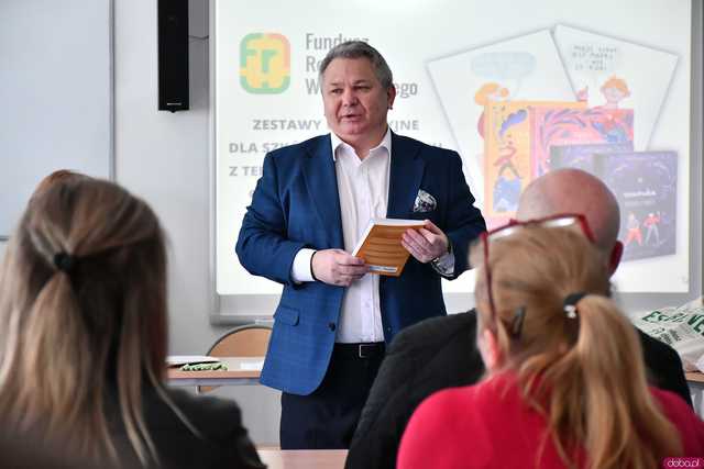 [FOTO] Do szkół z terenu miasta i gminy trafiły materiały edukacyjne o dorastaniu. Inicjatorem Fundusz Regionu Wałbrzyskiego