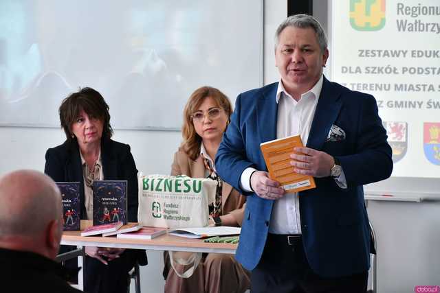 [FOTO] Do szkół z terenu miasta i gminy trafiły materiały edukacyjne o dorastaniu. Inicjatorem Fundusz Regionu Wałbrzyskiego