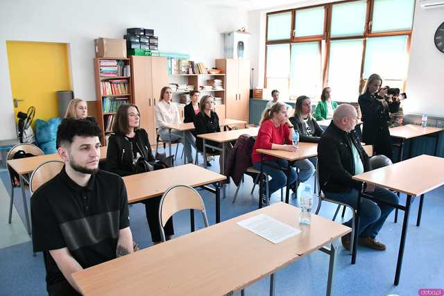 [FOTO] Do szkół z terenu miasta i gminy trafiły materiały edukacyjne o dorastaniu. Inicjatorem Fundusz Regionu Wałbrzyskiego