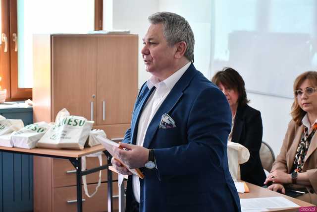 [FOTO] Do szkół z terenu miasta i gminy trafiły materiały edukacyjne o dorastaniu. Inicjatorem Fundusz Regionu Wałbrzyskiego