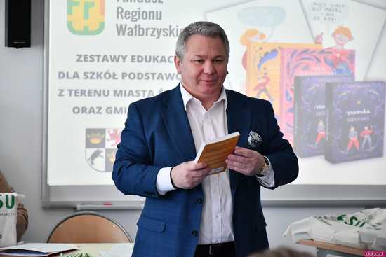 [FOTO] Do szkół z terenu miasta i gminy trafiły materiały edukacyjne o dorastaniu. Inicjatorem Fundusz Regionu Wałbrzyskiego