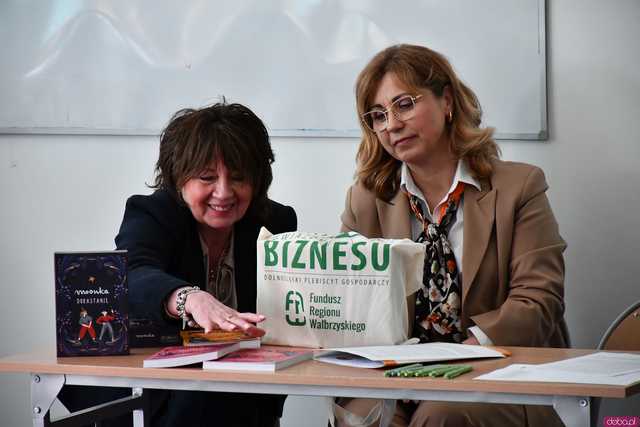 [FOTO] Do szkół z terenu miasta i gminy trafiły materiały edukacyjne o dorastaniu. Inicjatorem Fundusz Regionu Wałbrzyskiego