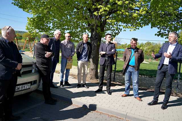 [FOTO] Zobaczcie, jak wygląda droga w Witoszowie Dolnym po remoncie. Oficjalny odbiór z udziałem władz gminy i powiatu