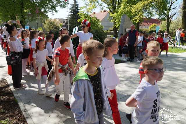 [FOTO] Uczniowie z Jaworzyny Śląskiej celebrowali Święto Konstytucji 3 Maja