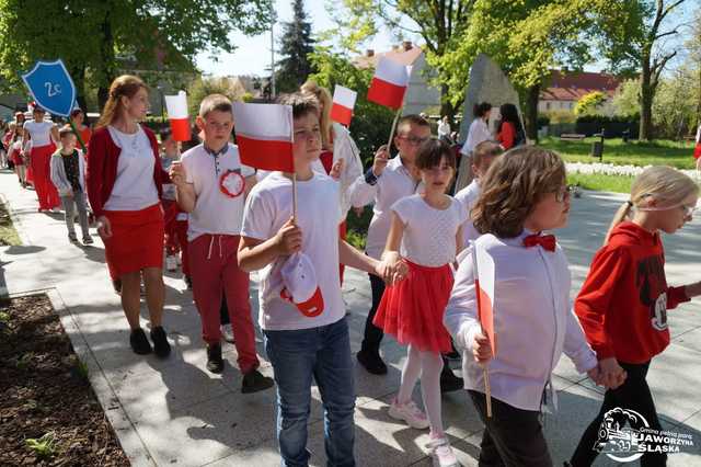 [FOTO] Uczniowie z Jaworzyny Śląskiej celebrowali Święto Konstytucji 3 Maja
