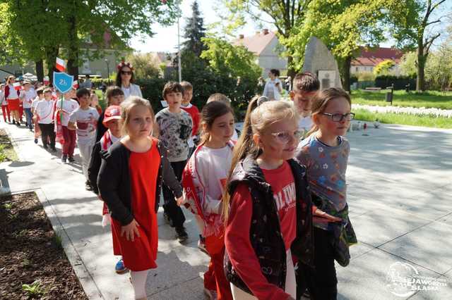 [FOTO] Uczniowie z Jaworzyny Śląskiej celebrowali Święto Konstytucji 3 Maja
