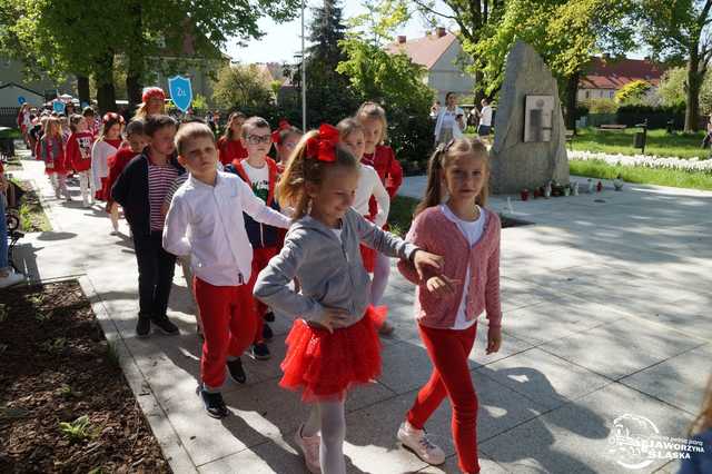 [FOTO] Uczniowie z Jaworzyny Śląskiej celebrowali Święto Konstytucji 3 Maja
