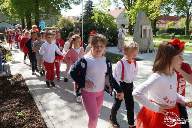 [FOTO] Uczniowie z Jaworzyny Śląskiej celebrowali Święto Konstytucji 3 Maja