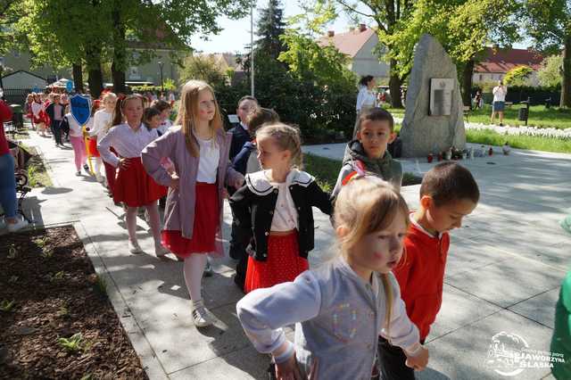[FOTO] Uczniowie z Jaworzyny Śląskiej celebrowali Święto Konstytucji 3 Maja