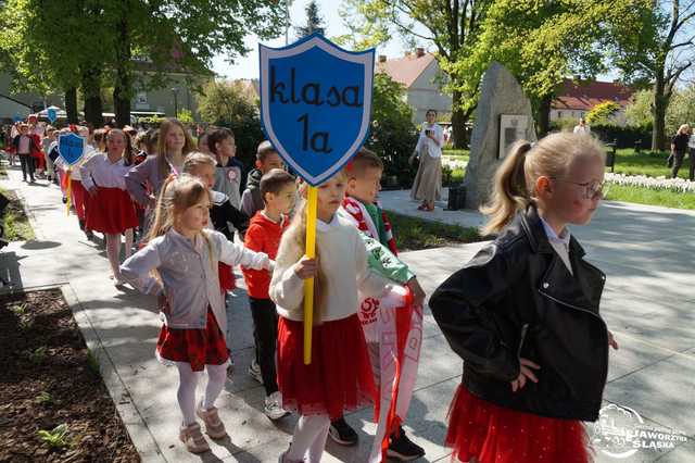 [FOTO] Uczniowie z Jaworzyny Śląskiej celebrowali Święto Konstytucji 3 Maja