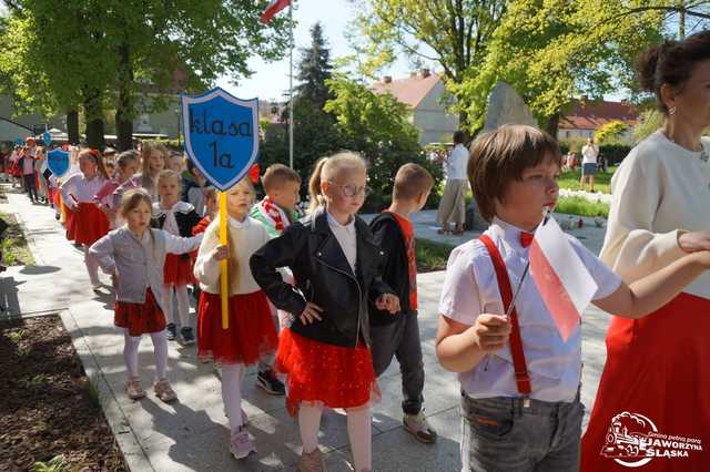 [FOTO] Uczniowie z Jaworzyny Śląskiej celebrowali Święto Konstytucji 3 Maja