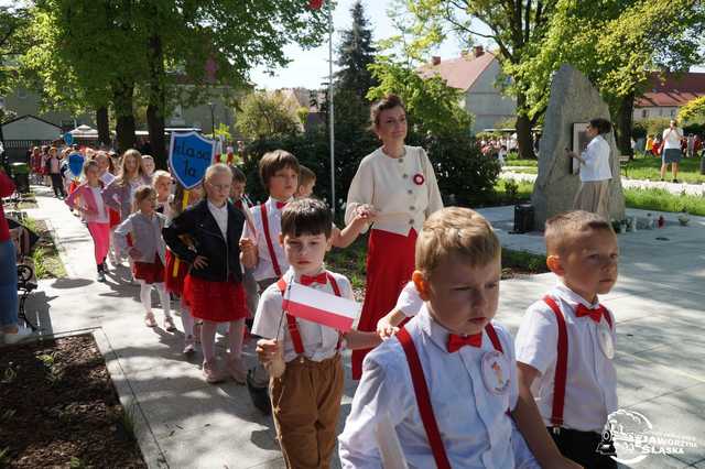 [FOTO] Uczniowie z Jaworzyny Śląskiej celebrowali Święto Konstytucji 3 Maja