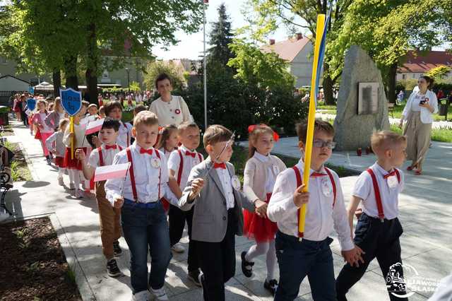 [FOTO] Uczniowie z Jaworzyny Śląskiej celebrowali Święto Konstytucji 3 Maja