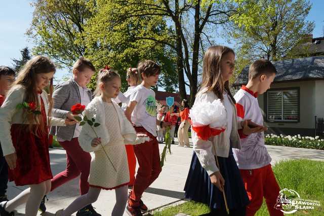 [FOTO] Uczniowie z Jaworzyny Śląskiej celebrowali Święto Konstytucji 3 Maja