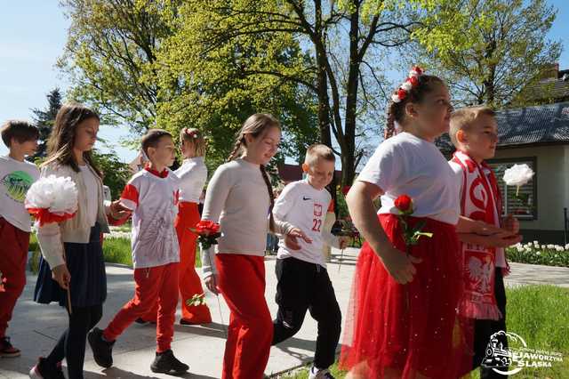 [FOTO] Uczniowie z Jaworzyny Śląskiej celebrowali Święto Konstytucji 3 Maja