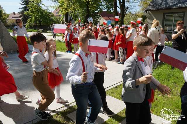 [FOTO] Uczniowie z Jaworzyny Śląskiej celebrowali Święto Konstytucji 3 Maja