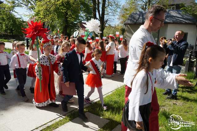 [FOTO] Uczniowie z Jaworzyny Śląskiej celebrowali Święto Konstytucji 3 Maja
