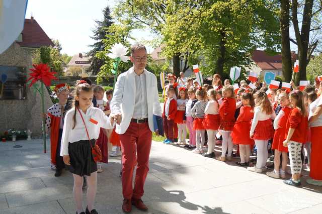 [FOTO] Uczniowie z Jaworzyny Śląskiej celebrowali Święto Konstytucji 3 Maja