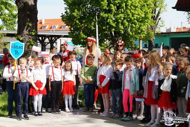 [FOTO] Uczniowie z Jaworzyny Śląskiej celebrowali Święto Konstytucji 3 Maja