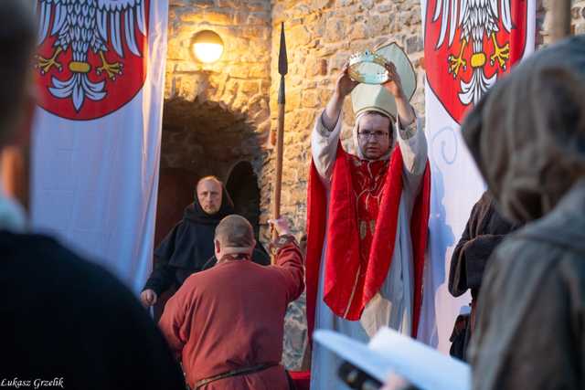 [FOTO] Odegrali scenę koronacji Bolesława Chrobrego. Obchody 1000-lecia Królestwa Polskiego w Strzegomiu