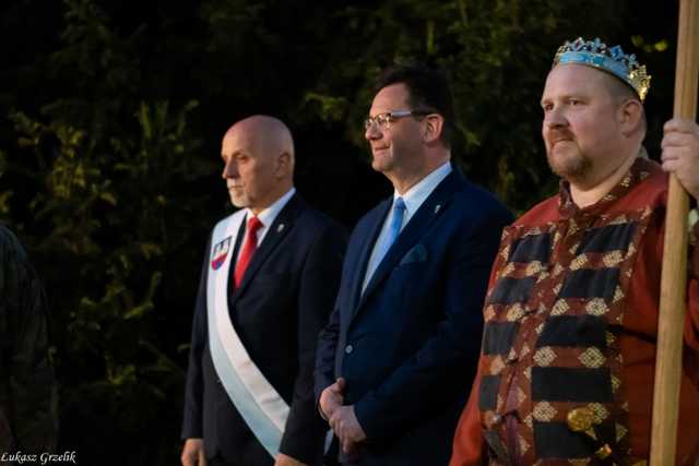 [FOTO] Odegrali scenę koronacji Bolesława Chrobrego. Obchody 1000-lecia Królestwa Polskiego w Strzegomiu