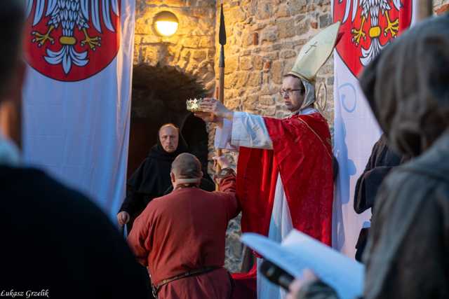 [FOTO] Odegrali scenę koronacji Bolesława Chrobrego. Obchody 1000-lecia Królestwa Polskiego w Strzegomiu