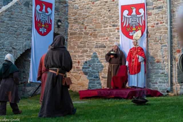 [FOTO] Odegrali scenę koronacji Bolesława Chrobrego. Obchody 1000-lecia Królestwa Polskiego w Strzegomiu