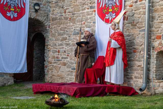 [FOTO] Odegrali scenę koronacji Bolesława Chrobrego. Obchody 1000-lecia Królestwa Polskiego w Strzegomiu