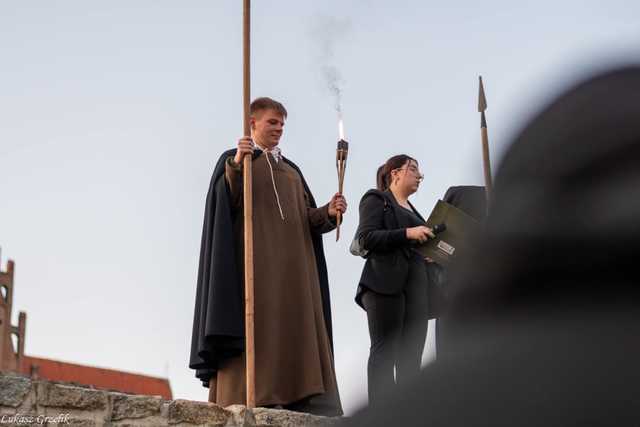 [FOTO] Odegrali scenę koronacji Bolesława Chrobrego. Obchody 1000-lecia Królestwa Polskiego w Strzegomiu