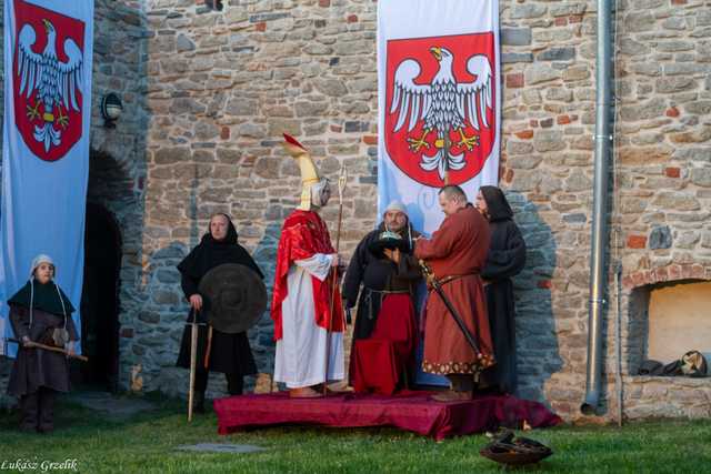 [FOTO] Odegrali scenę koronacji Bolesława Chrobrego. Obchody 1000-lecia Królestwa Polskiego w Strzegomiu