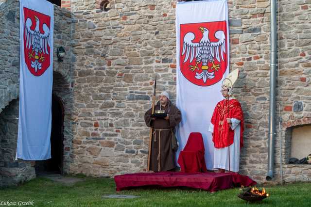 [FOTO] Odegrali scenę koronacji Bolesława Chrobrego. Obchody 1000-lecia Królestwa Polskiego w Strzegomiu