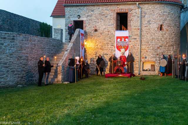 [FOTO] Odegrali scenę koronacji Bolesława Chrobrego. Obchody 1000-lecia Królestwa Polskiego w Strzegomiu