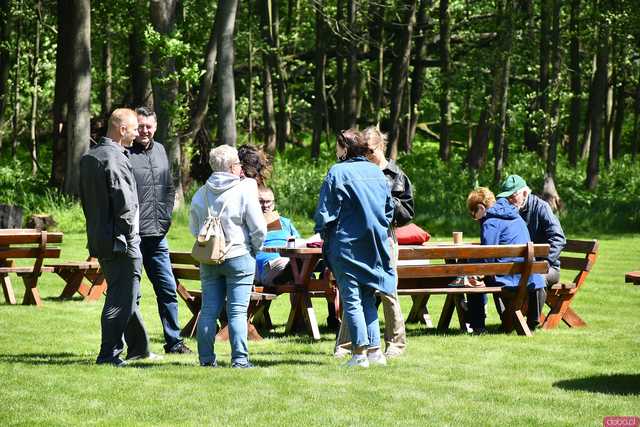 [WIDEO/FOTO] Raj dla amatorów zdrowej żywności, spacer z zielarkami i rozmaite rękodzieło na majowym Targu Ziemi