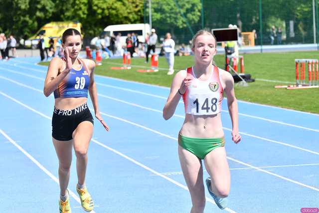 [FOTO] Otwarcie Sezonu Lekkoatletycznego. Na Stadionie Miejskim rywalizuje kilkuset zawodników