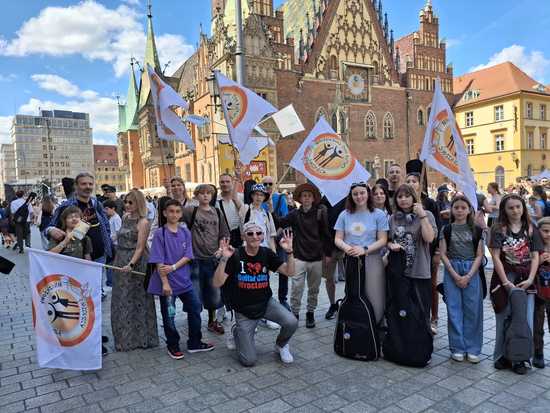 [FOTO] Gitarzyści ze świdnickiego MDK-u na Gitarowym Rekordzie Świata we Wrocławiu