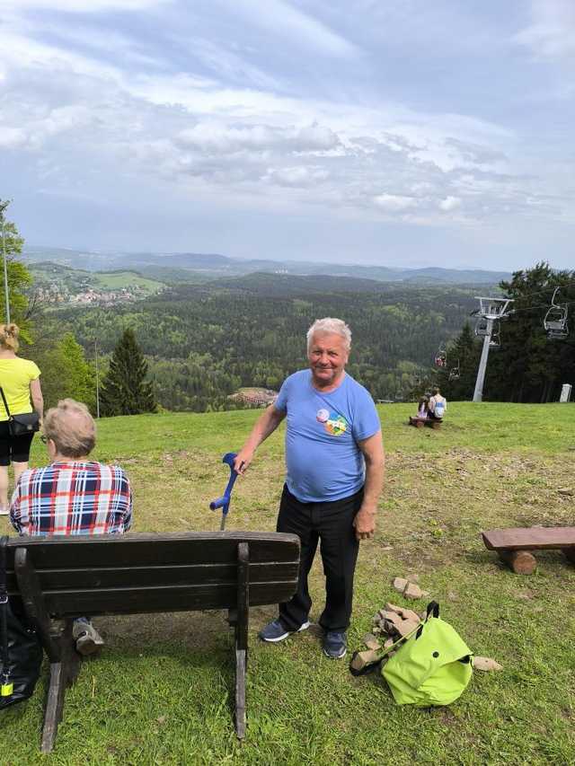 [FOTO] Gminny Rajd z Flagą. Gminne Koło PTTK Teraz Sudety wyruszyło na Dzikowiec