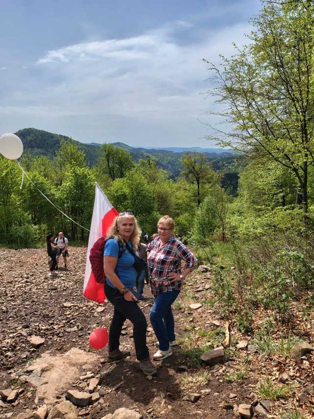 [FOTO] Gminny Rajd z Flagą. Gminne Koło PTTK Teraz Sudety wyruszyło na Dzikowiec