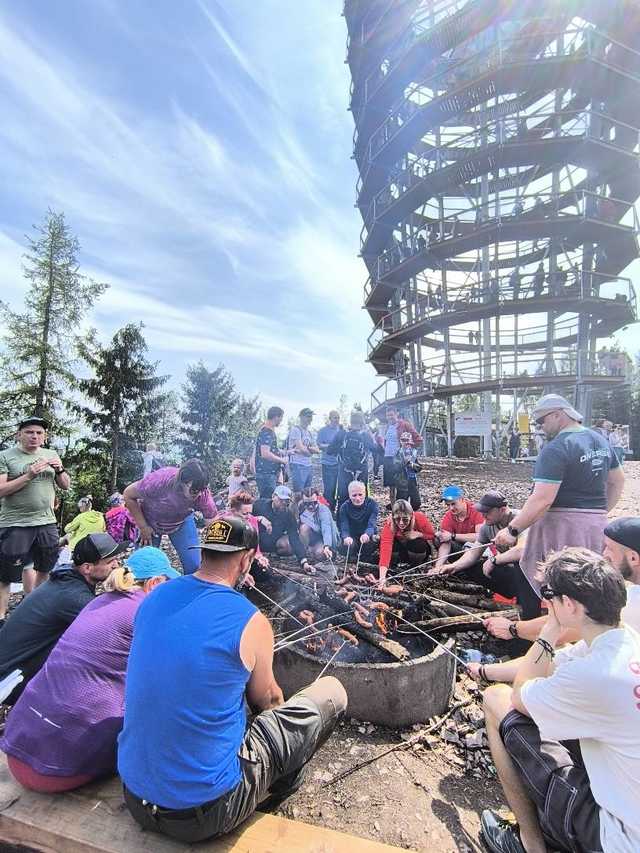 [FOTO] Gminny Rajd z Flagą. Gminne Koło PTTK Teraz Sudety wyruszyło na Dzikowiec