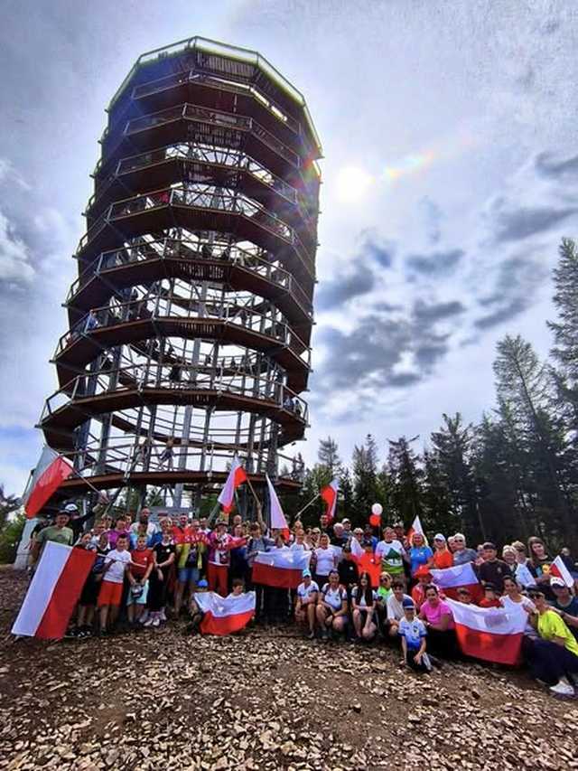 [FOTO] Gminny Rajd z Flagą. Gminne Koło PTTK Teraz Sudety wyruszyło na Dzikowiec