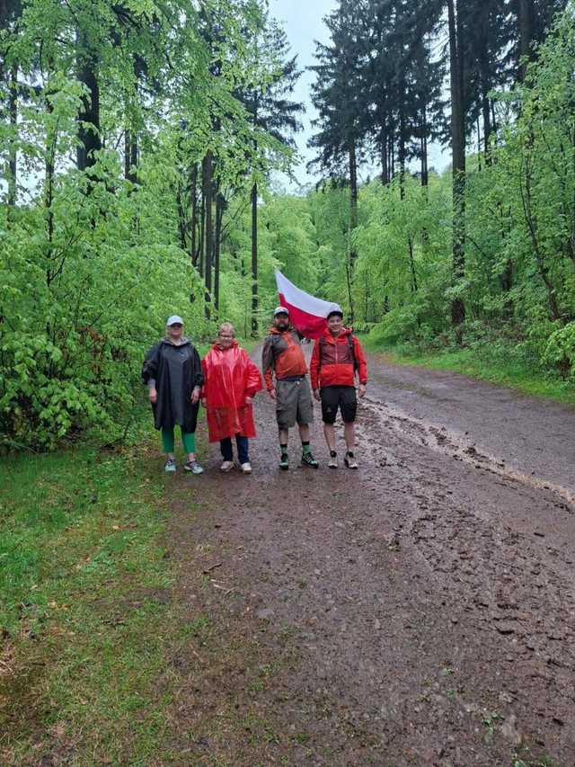 [FOTO] Gminny Rajd z Flagą. Gminne Koło PTTK Teraz Sudety wyruszyło na Dzikowiec