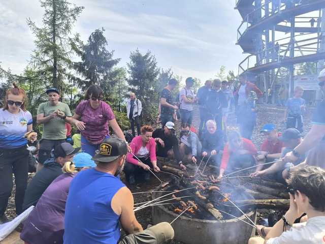 [FOTO] Gminny Rajd z Flagą. Gminne Koło PTTK Teraz Sudety wyruszyło na Dzikowiec