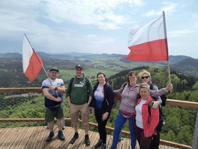 [FOTO] Gminny Rajd z Flagą. Gminne Koło PTTK Teraz Sudety wyruszyło na Dzikowiec