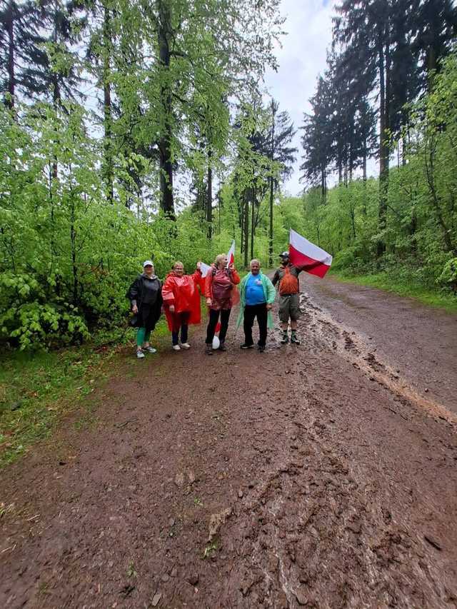 [FOTO] Gminny Rajd z Flagą. Gminne Koło PTTK Teraz Sudety wyruszyło na Dzikowiec