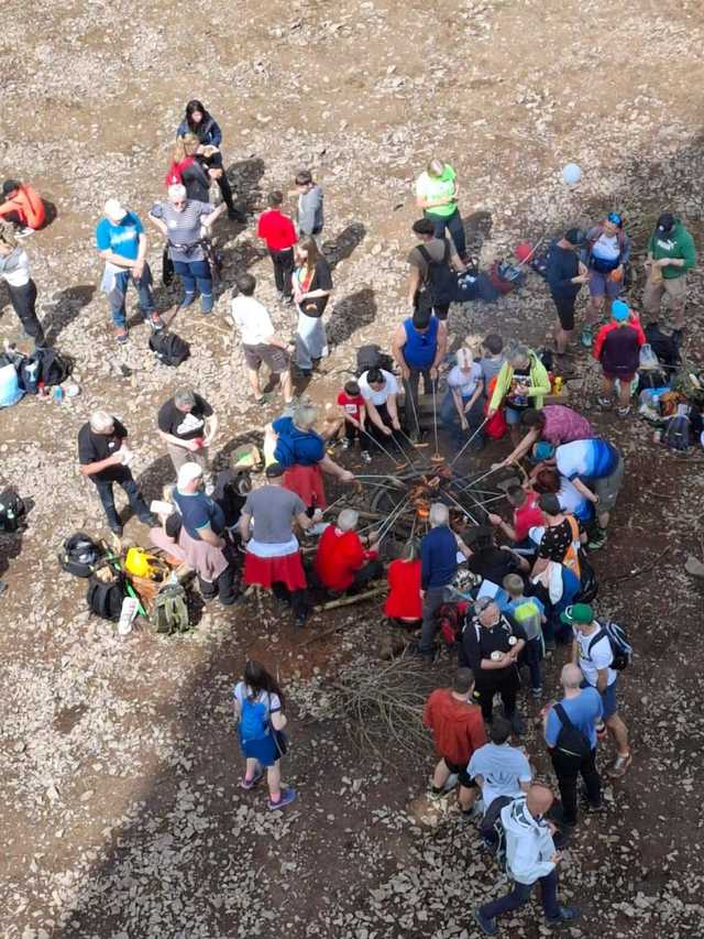 [FOTO] Gminny Rajd z Flagą. Gminne Koło PTTK Teraz Sudety wyruszyło na Dzikowiec